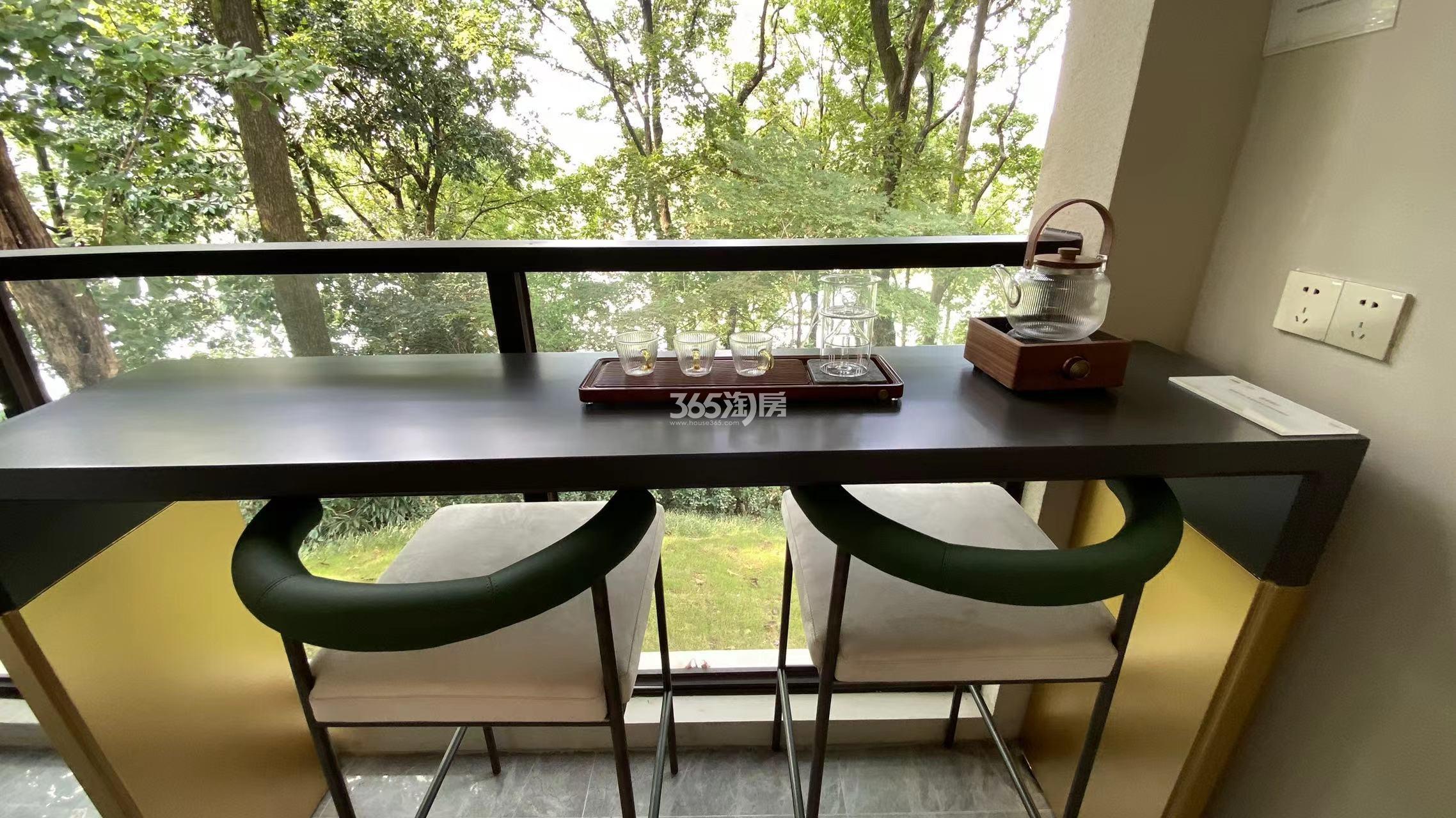 青山湖畔御庭园105方样板间—阳台