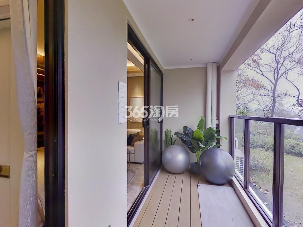 青山湖畔御庭园建面约89方样板间—阳台