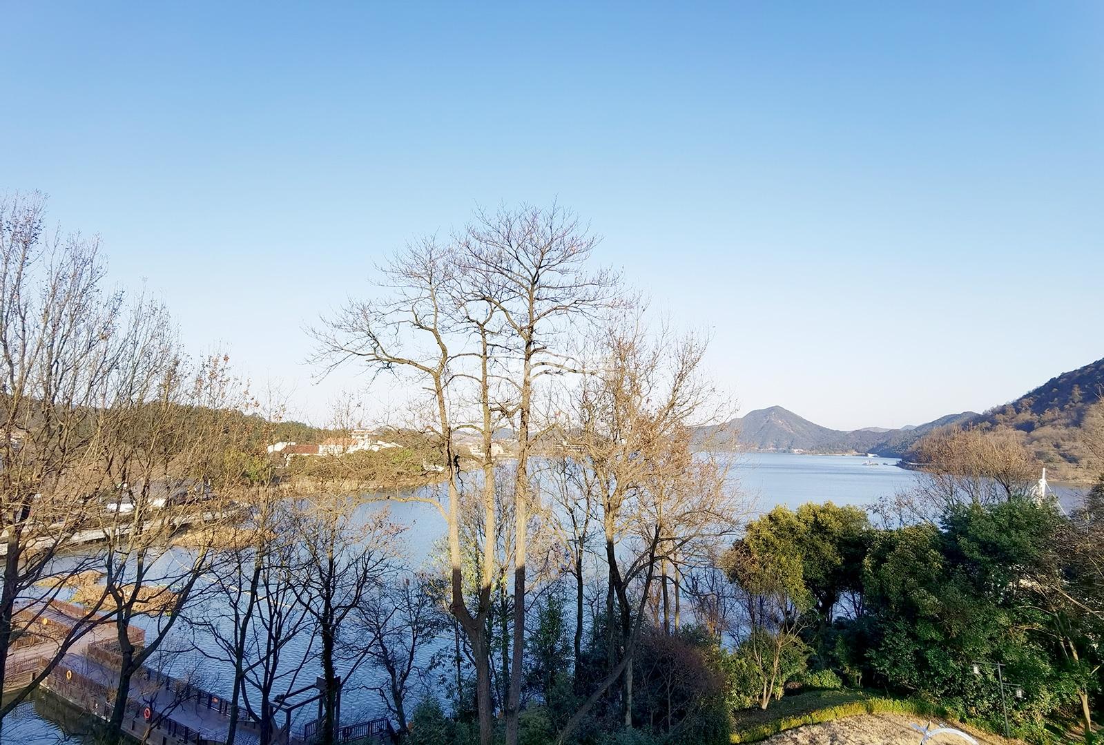 青山湖畔售楼处外青山湖景色