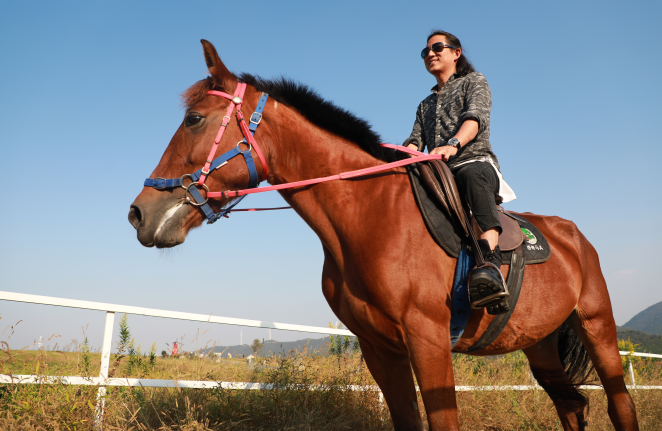 酒后举起啤酒 把朋友头砸破