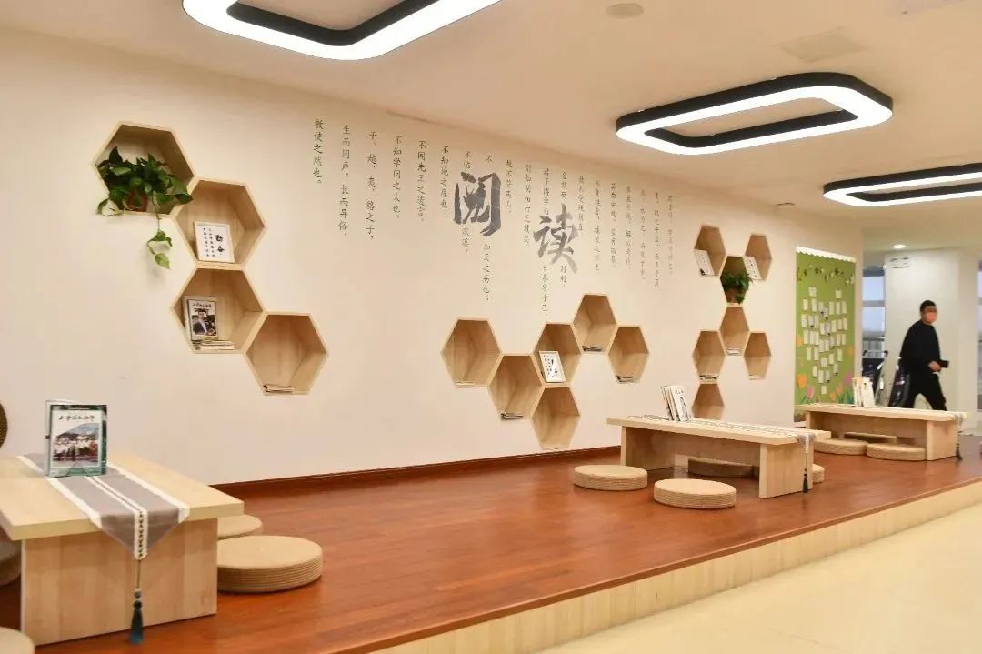 包河区的校园,走廊图书馆,流动图书车,走廊读吧,班级图书角等随处可见