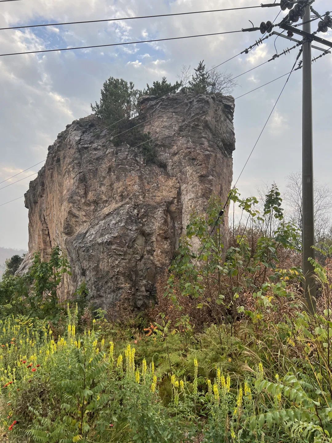 当时小矾山采区有一处矿口的石质较好但地势却险峻陡峭人称大照壁