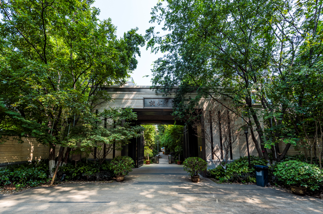 例如,位于老城南雨花台风景区旁的长发都市诸公所见即所得,不仅不必
